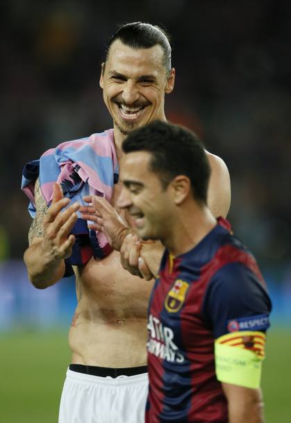 Alla fine Ibra sorride, saluta Xavi e si porta una maglia del Barcellona a casa